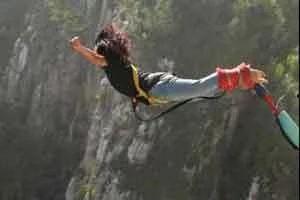 蹦极掉入水中视频,揭秘蹦极入水瞬间惊心动魄的瞬间